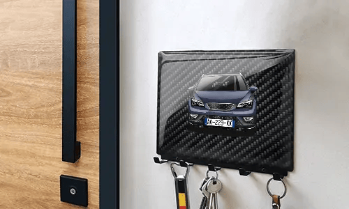 schlüsselbrett personalisiert mit Carbon Hintergrund auf der Wand Schlüsselbrett mit Wunschmotiv