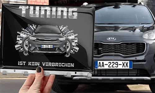 schlüsselbrett design in der Hand mit dem Wagen auf dem Hintergrund schlüsselbrett auto design