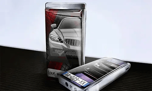 Zwei Handyhüllen mit silbernem BMW-Design: eine aufrecht mit rotem geometrischem Hintergrund und Text 