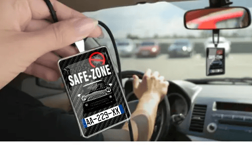 Auto-Safezone-Anhänger mit Carbon Hintergrund in der Hand Auto-Schutzraum-Anhänger