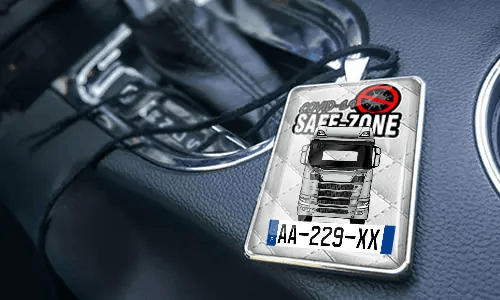 Auto-Safezone-Anhänger mit Weiß Leder Hintergrund im Wagen Auto-Safezone-Anhänger