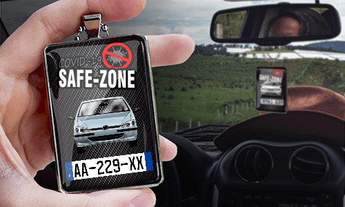 Auto-Safezone-Anhänger mit Carbon Hintergrund und Metallkette in der Hand Safezone-Anhänger