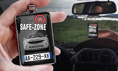 Auto-Safezone-Anhänger mit Carbon Hintergrund und Metallkette in der Hand Safezone-Anhänger