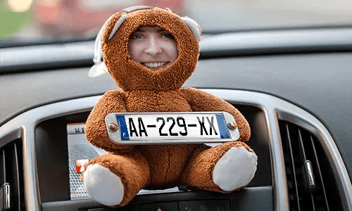 Cuddly toy with photo in the car