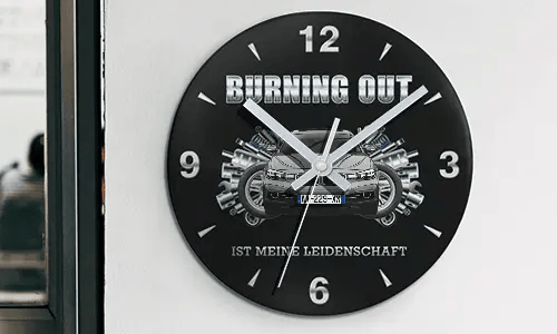 Wanduhr mit Motorrad- und Motorgrafik, Schriftzug BURNING OUT IST MEINE LEIDENSCHAFT auf schwarzem Zifferblatt