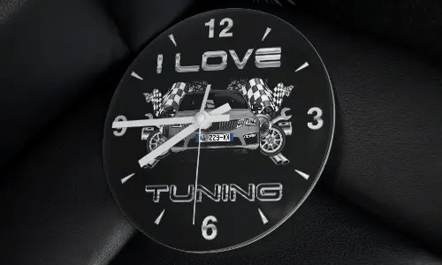 Wanduhr mit getuntem Auto, Zielflaggen, Rädern und Schriftzug I LOVE TUNING auf schwarzem Hintergrund