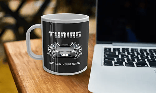 schrauber tasse auf dem Tisch neben den Laptop tasse mechaniker