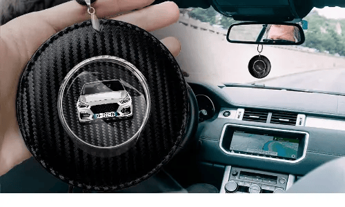 autospiegelanhänger mit foto carbon in der Hand individualisierter autospiegelanhänger