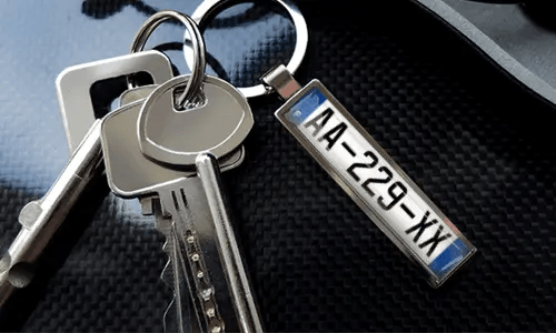 Portachiavi con pendente illustrato con auto e anello in metallo