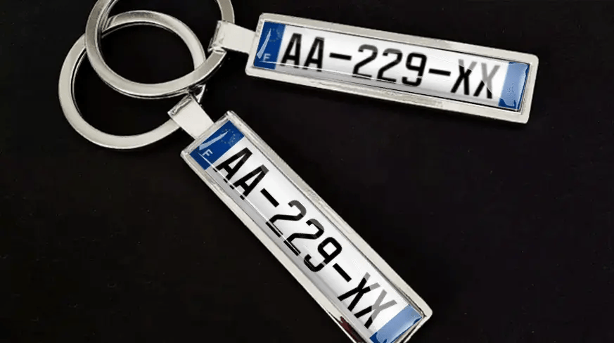 Nyckelringar med anpassad registreringsskylt, metallfinish och personligt nummerdesign