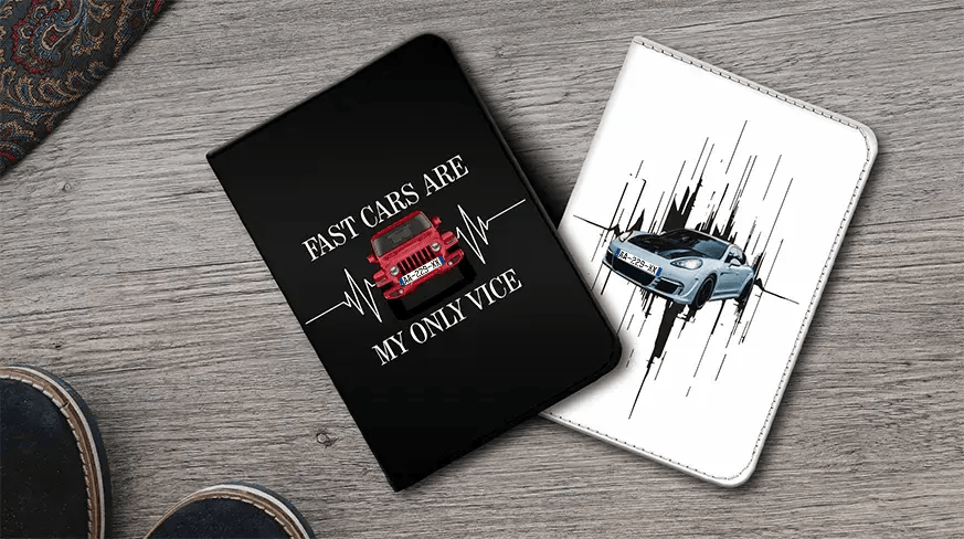 Due copertine di quaderni auto su superficie in legno: a sinistra nero con auto rossa e citazione FAST CARS, a destra bianco con auto sportiva blu e linee di movimento