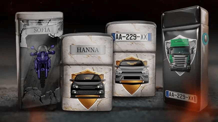 Sammlung dekorativer Dosen mit Fahrzeugmotiven auf marmorähnlichem Hintergrund. Die Dosen zeigen ein Motorrad, blaue und rote Autos sowie einen grünen LKW mit Kennzeichen. Die Namen „SOFIA“ und „HANNA“ sind sichtbar, was ein elegantes und stilvolles Design vermittelt.
